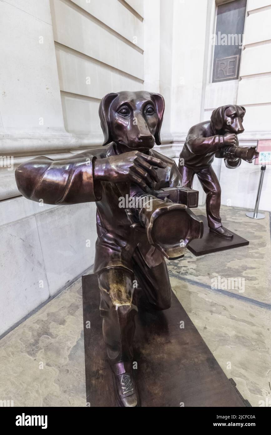 England, London, City of London, The Royal Exchange, Skulptur mit dem Titel „Paparazzi Dogs“, in der Hunde fotografieren von Gillie und Marc Stockfoto