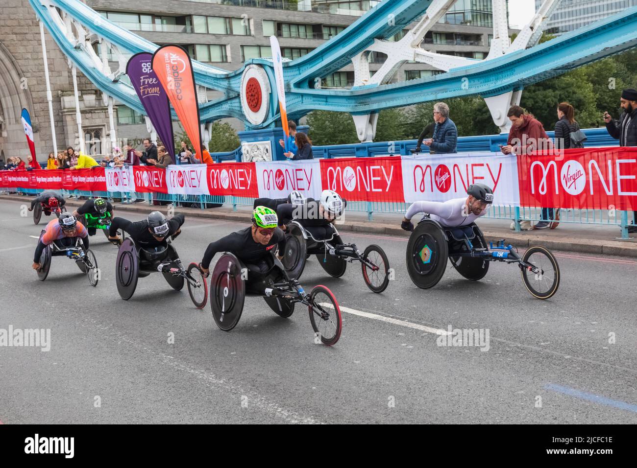 England, London, London Marathon 2021, Männer-Rollstuhlfahrer überqueren die Tower Bridge Stockfoto