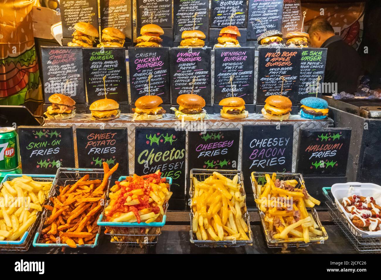 England, London, Street Food Display mit Burger und Pommes Stockfoto