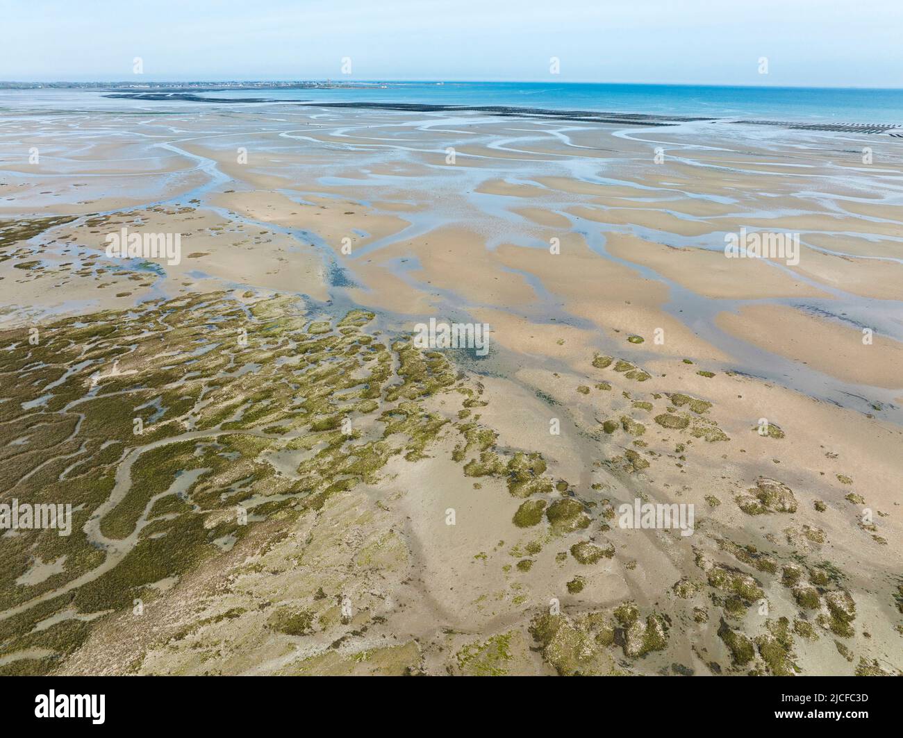 Flache Landschaft in der Nähe von St Vaast la Hougue aus der Luft, Normandie Stockfoto