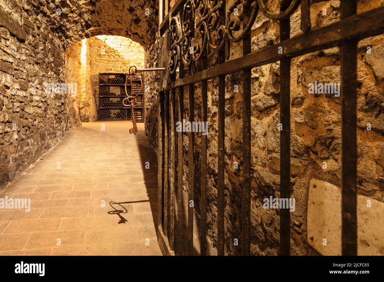 Weinkeller, Castello di Albola, Radda in Chianti, Chianti, Provinz Firenzano, Toskana, Italien Stockfoto