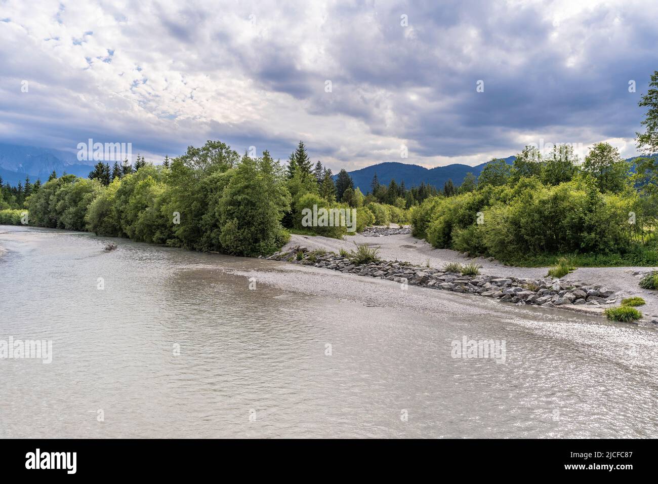 Isar bei Wallgau, Blick vom Isarsteg Richtung Finzbett, Bayern, Deutschland Stockfoto