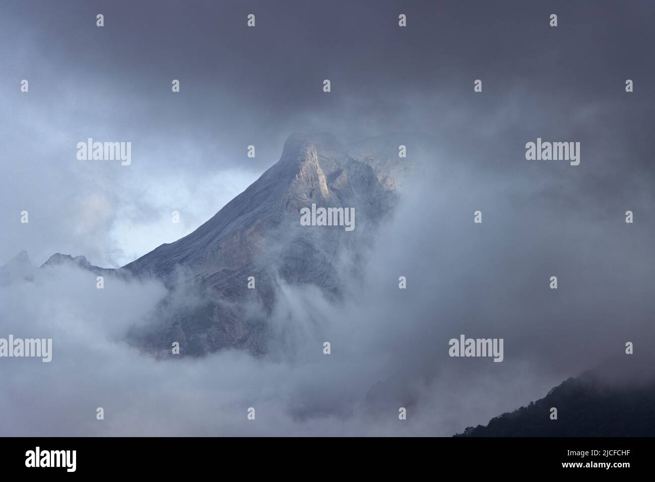 Berggipfel in den französischen Pyrenäen, bedeckt von Nebel und Wolken Stockfoto