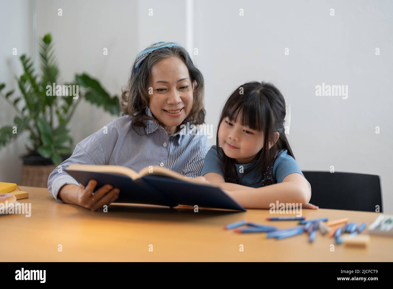 Enkelin Enkelin Großmutter Großmutter Lesen Buch Mädchen älter. asiatische Menschen. Stockfoto