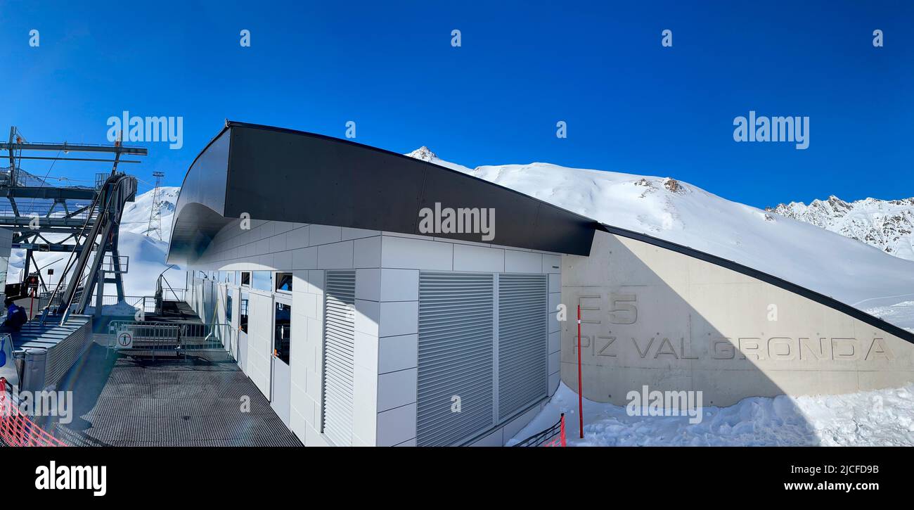 Skigebiet Silvretta Ski-Arena Ischgl/Samnaun, Talstation der Piz Val Gronda Gondel, Samnaun, Winter, Natur, Berge, Blauer Himmel, Paznauntal, Ischgl, Tirol, Österreich Stockfoto