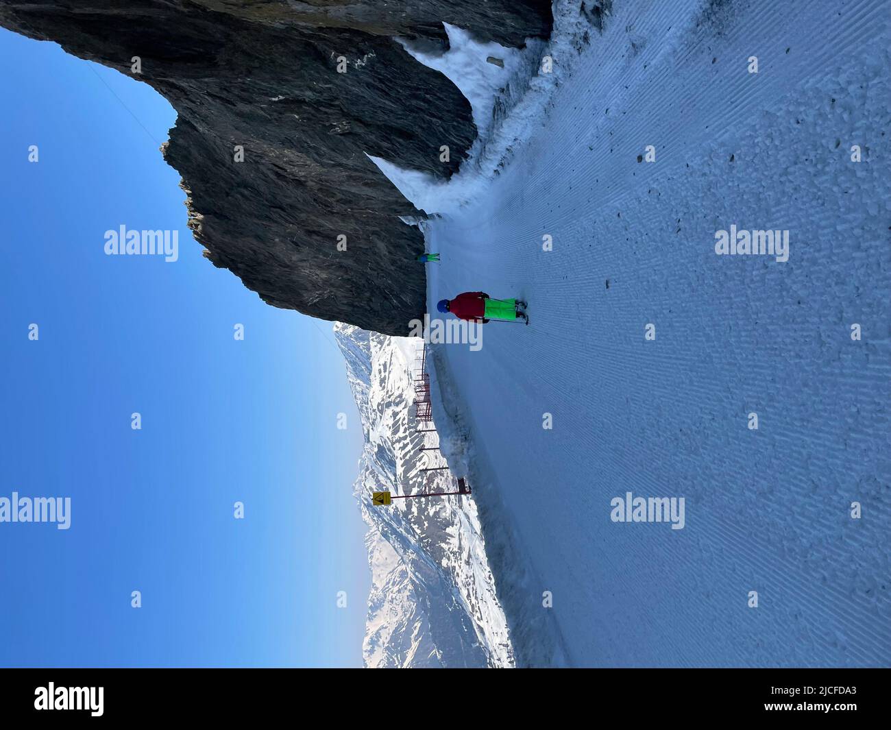 Skigebiet Silvretta Ski Arena Ischgl/Samnaun, Skifahrer, Kinder von hinten, bunte Kleidung, Blick auf Idalp, Samnaun, Winter, Natur, Berge, blauer Himmel, Paznaun, Ischgl, Tirol, Österreich Stockfoto