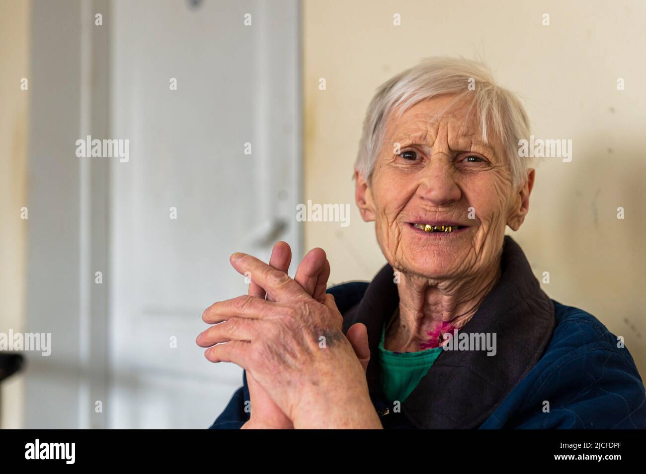 Kiewer Haus der Veteranen, alte Menschen, die nicht mehr entkommen können Stockfoto