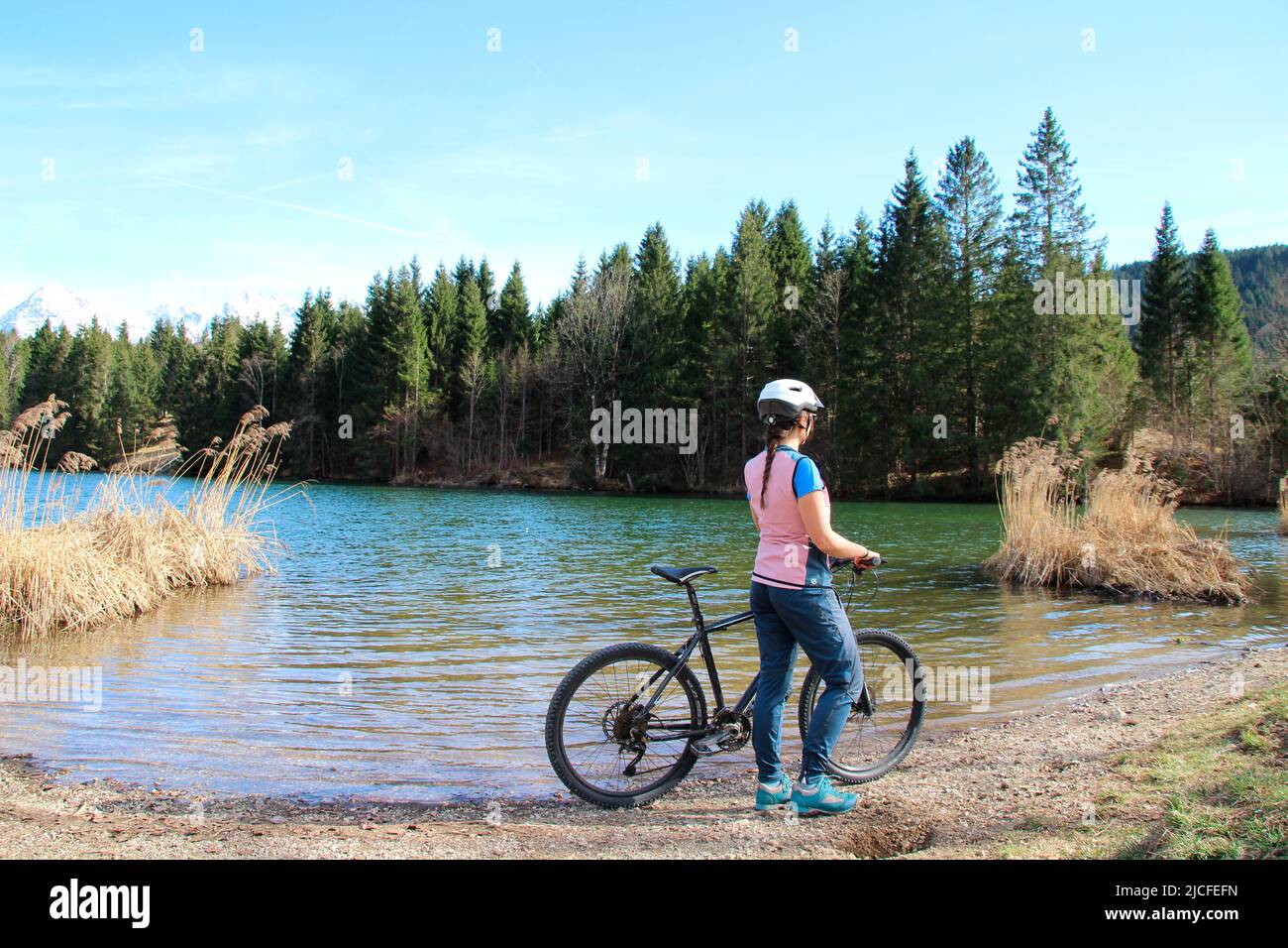 Junge Frau auf dem Mountainbike am Geroldsee in Buckelwiesen bei Krün, Deutschland, Bayern, Oberbayern, Isartal, Straße, Pfad, Fahrrad Stockfoto