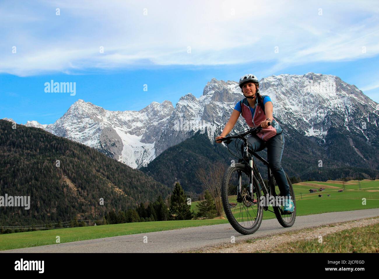 Radtour mit dem Mountainbike in den Buckelwiesen bei Mittenwald, Deutschland, Bayern, Oberbayern, Isartal, Straße, Weg, Fahrrad, Karwendelgebirge, Schutzhelm Stockfoto