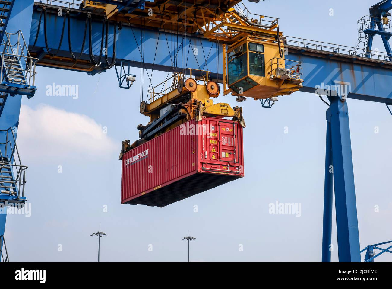 Duisburg, Ruhrgebiet, Nordrhein-Westfalen, Deutschland - Container im Duisburger Hafen verbindet die neue Seidenstraße den europäischen Binnenhafen Duisburg mit den chinesischen Metropolen, die Güterzüge benötigen für die direkte Verbindung 16 Tage. Stockfoto