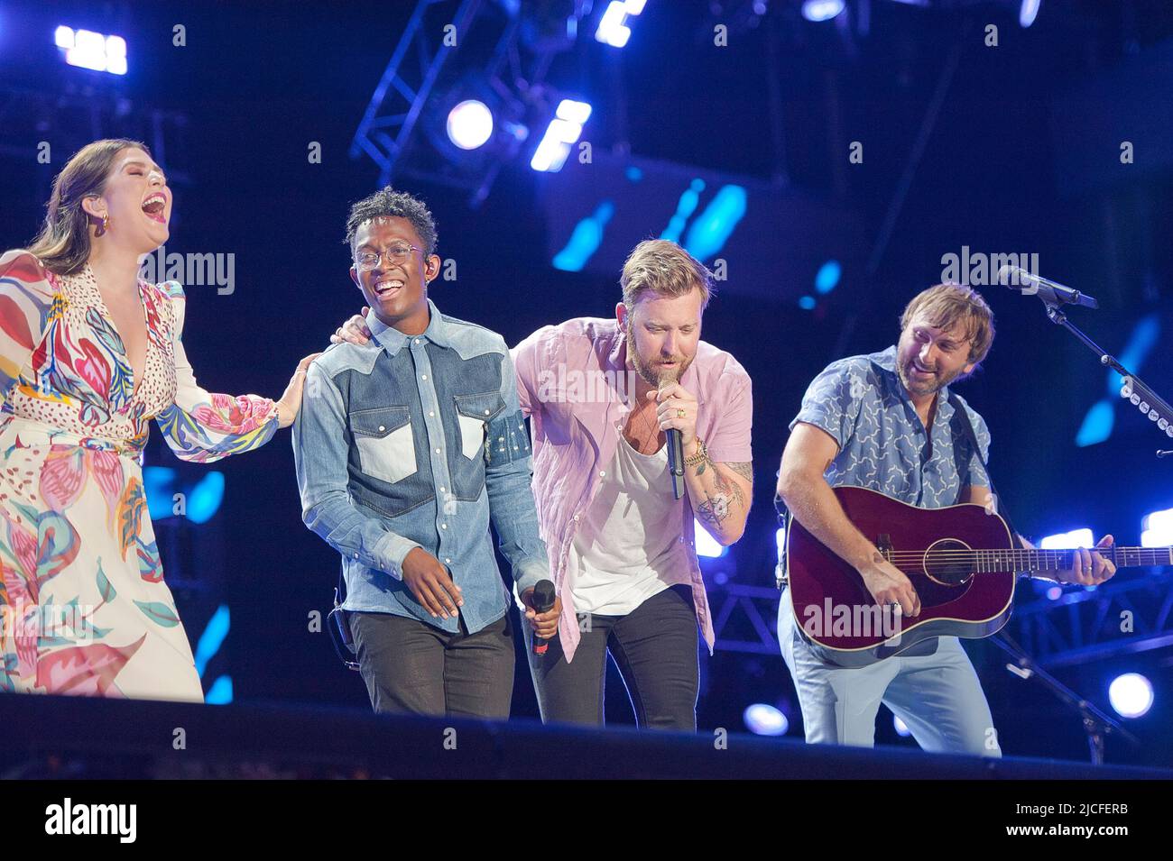 12. Juni 2022 - Nashville, Tennessee; USA Sänger CHARLES KELLEY, HILLARY SCOTT, Sänger BRELAND und Gitarrist DAVE HAYWOOD von der Band LADY A spielen live im Nissan Stadium im Rahmen des 2022 CMA Music Festivals, das in der Innenstadt von Nashville stattfand. Copyright 2022 Jason Moore. (Bild: © Jason Moore/ZUMA Press Wire) Stockfoto