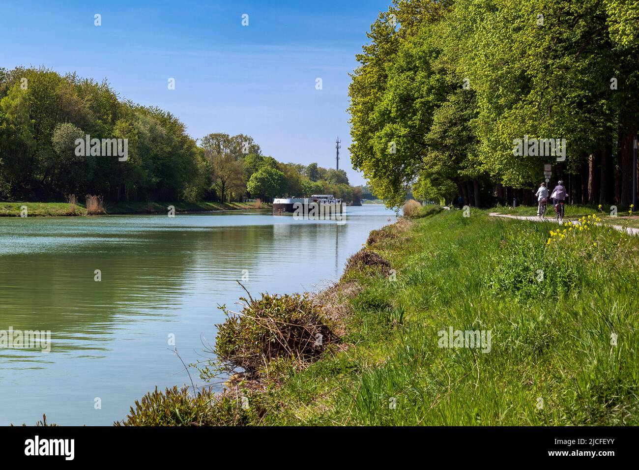 Deutschland, Senden (Westfalen), Münsterland, Westfalen, Nordrhein-Westfalen, NRW, Dortmund-Ems-Kanal, Flusslandschaft, Frachtschiff, Binnenschifffahrt Stockfoto