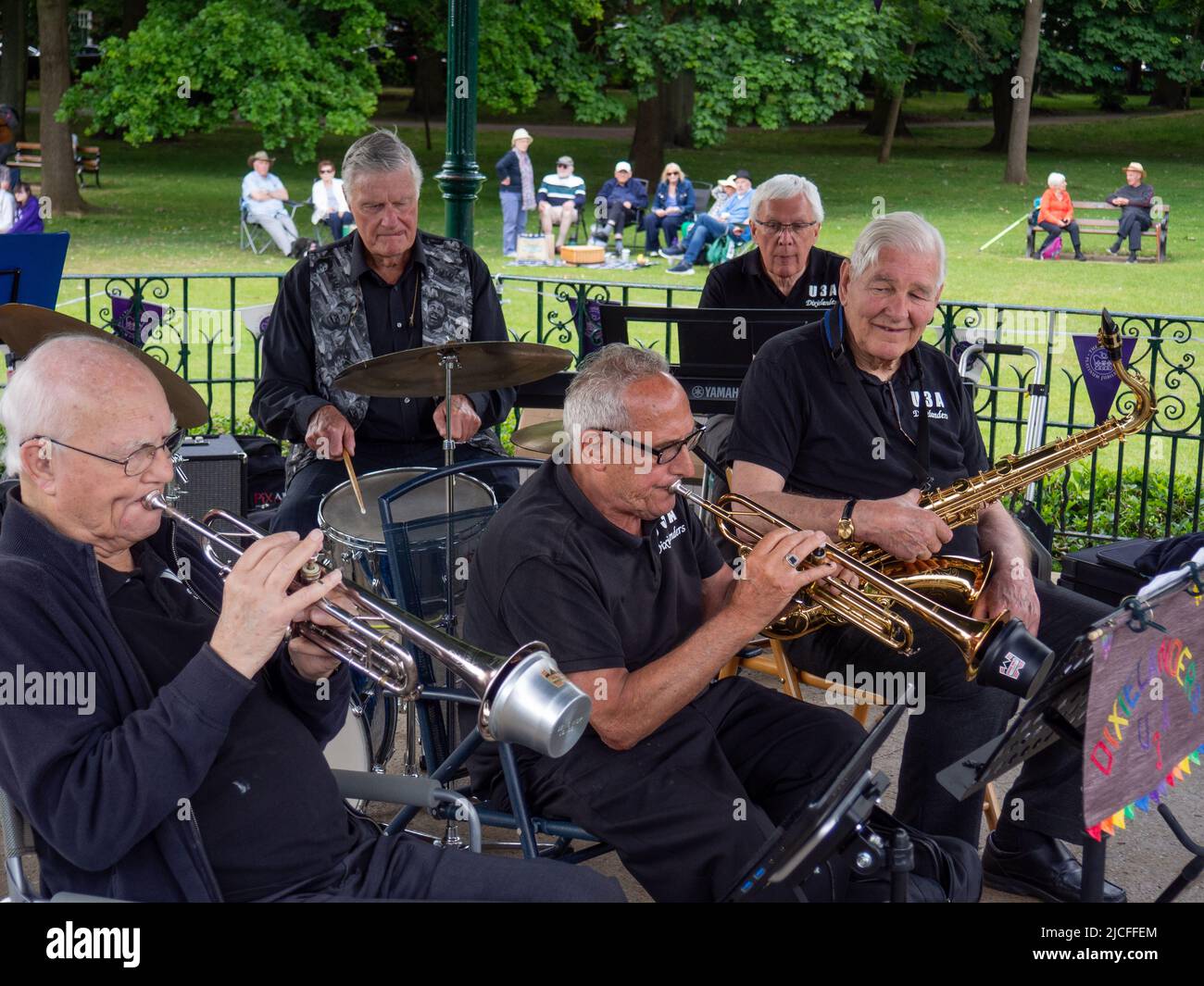 Amateur-Jazzband, alle Mitglieder der University of the Third Age, spielt in Abington Park, Northampton, Großbritannien Stockfoto