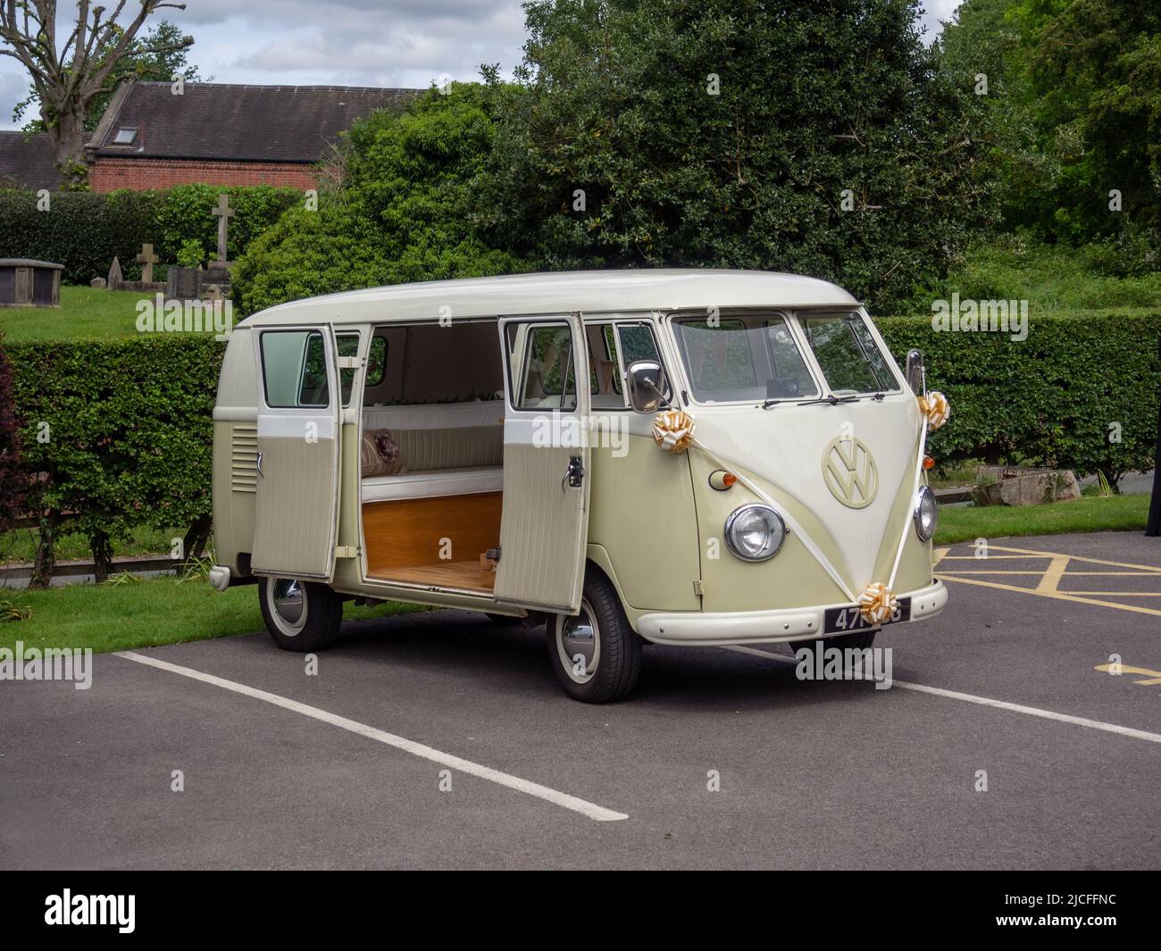 1957 Vintage VW Splitscreen Wohnmobil, Teil der Flotte von Nothing Bud Wedding Cars, Weeford, Staffordshire Stockfoto
