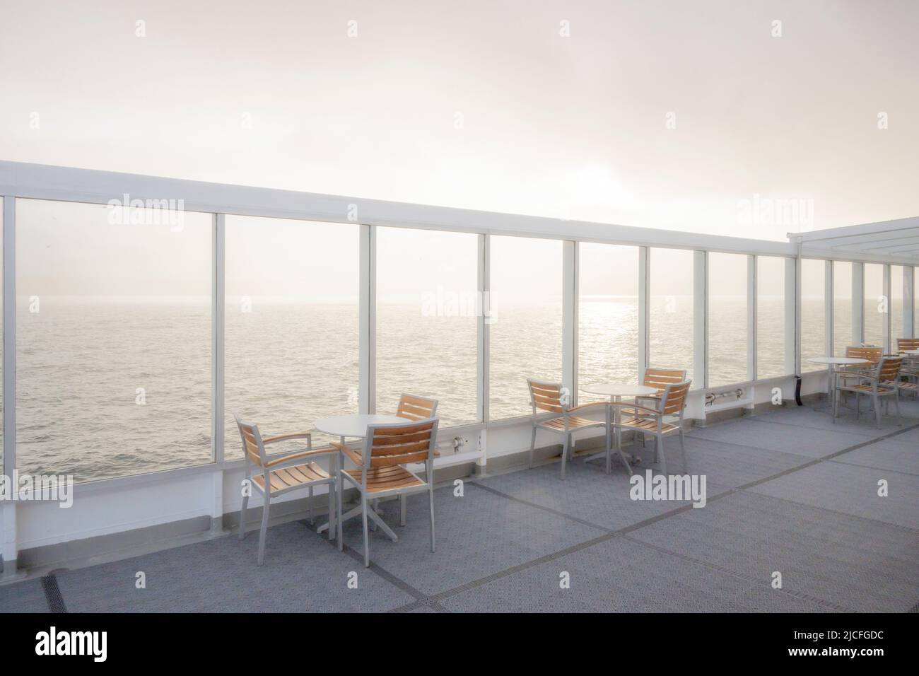 Leere Tische auf einem Passagierschiff. Stockfoto
