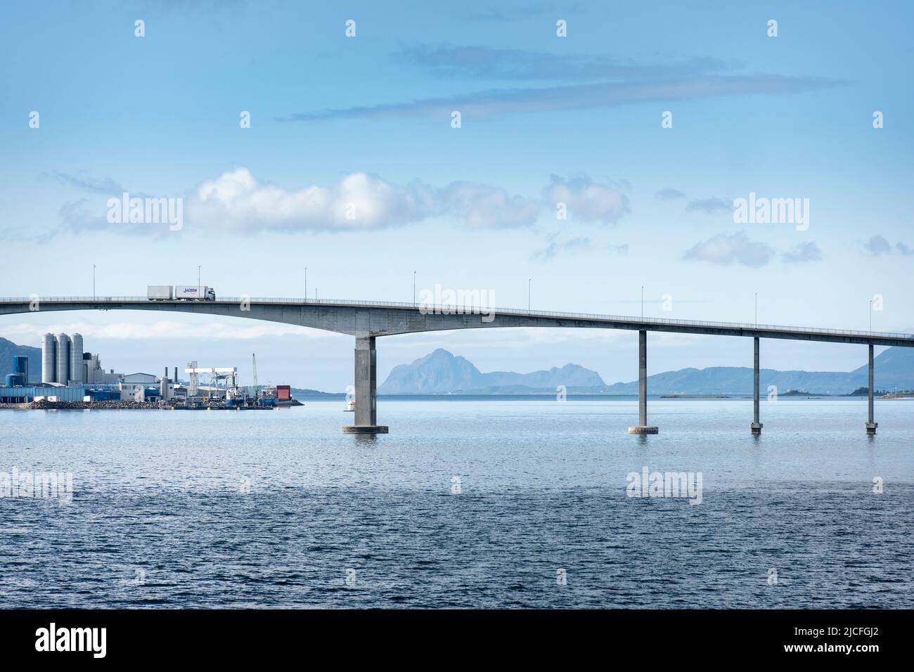 Stokmarknes bridge -Fotos und -Bildmaterial in hoher Auflösung – Alamy