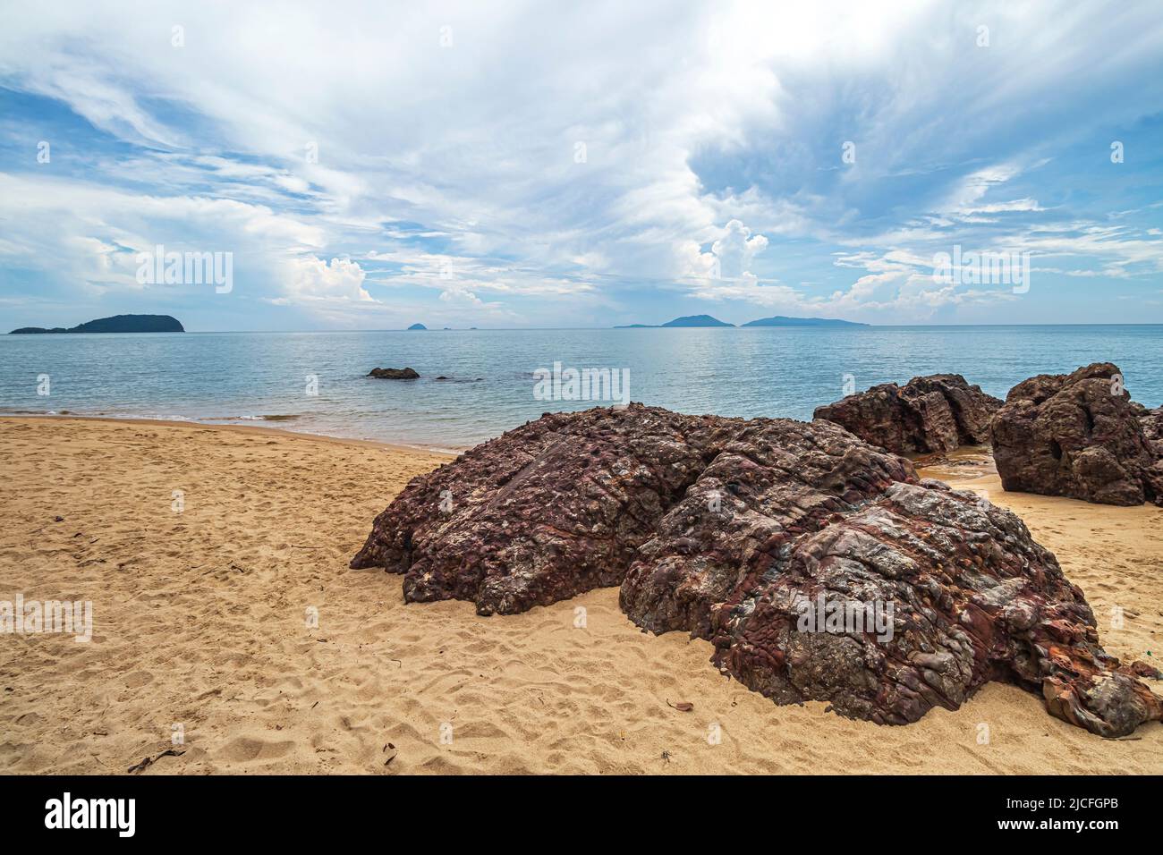 Landschaft am Meer mit Felsformationen am Strand von Pantai Dendong im Bezirk Besut von Terengganu, Malaysia. Stockfoto
