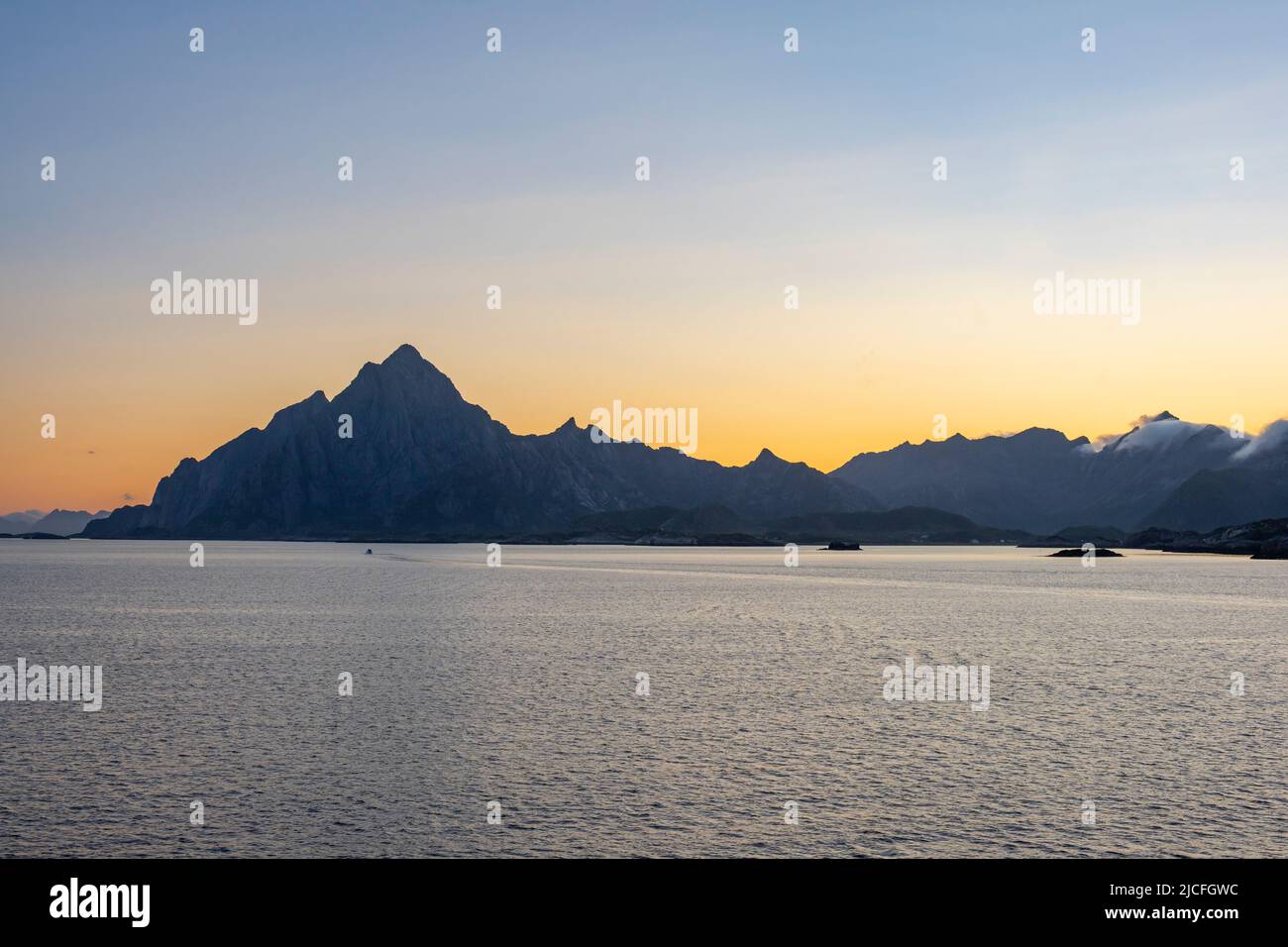 Norwegen, Lofoten, Bergkette bei Kabelag. Stockfoto