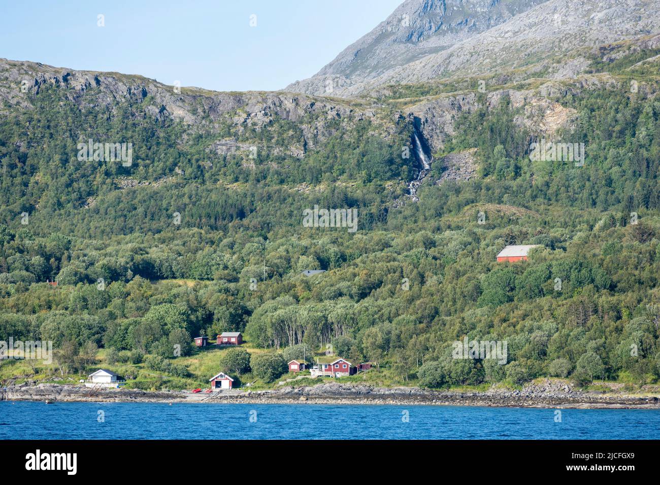 Norwegen, Nordland, bevölkerte Küste der Insel Tomma. Stockfoto