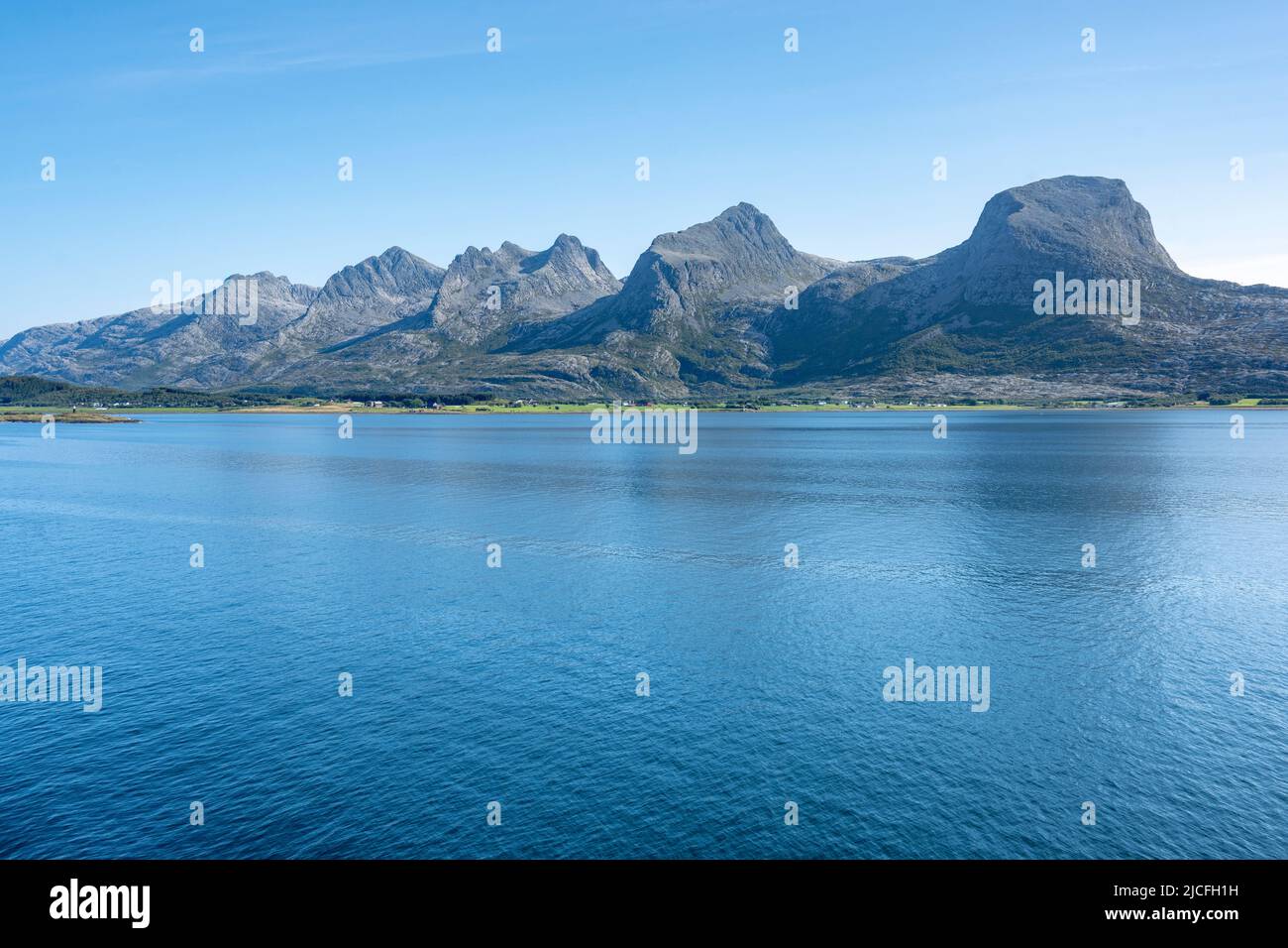 Norwegen, Nordland, die „Sieben Schwestern“ sind eine Gebirgsformation aus sieben Bergen. Stockfoto