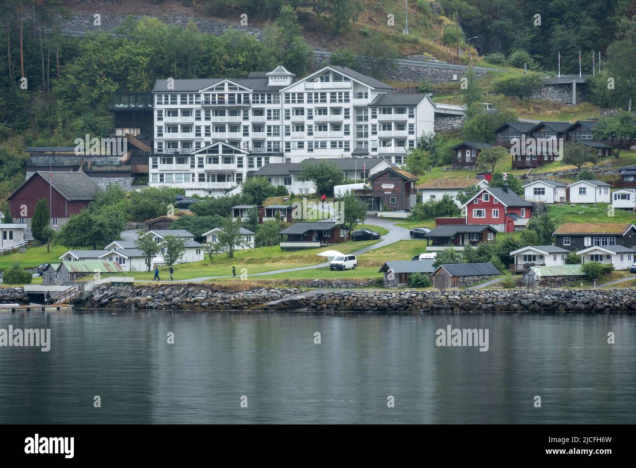 Norwegen, Møre Og Romsdal, die Stadt Geiranger am Ende des Geirangerfjords. Stockfoto