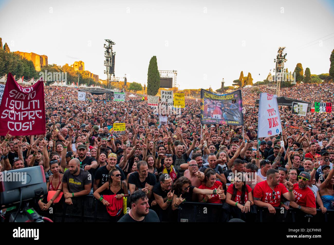 Rom, Italien. 11.. Juni 2022. Rom 11/06/2022 Konzert von Vasco Rossi im Circus Maximus in Rom. Der erste der beiden Abende war für insgesamt 140.000 Zuschauer ausverkauft - niemand hatte jemals zuvor ein doppeltes Date gemacht, nicht einmal die Rolling Stones auf dem Foto Vasco Rossi Credit: Independent Photo Agency/Alamy Live News Stockfoto