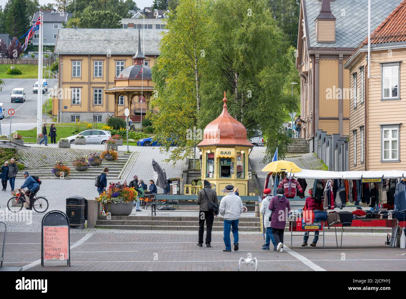 Norwegen, Troms Og Finnmark, Tromsø, belebte Platz am Rathaus. Stockfoto