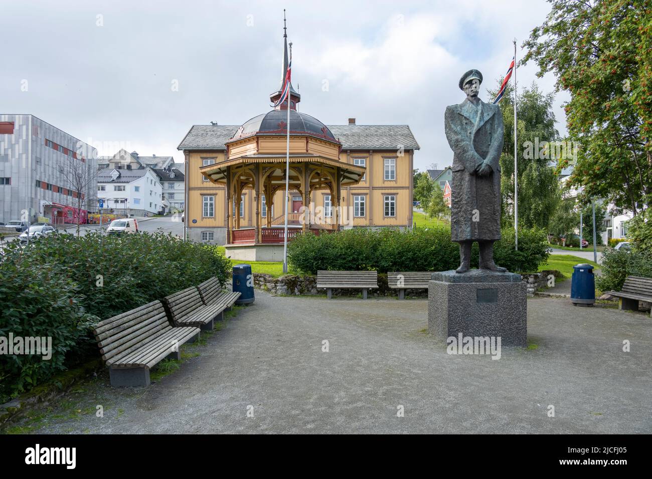 Norwegen, Troms Og Finnmark, Tromsø, Platz neben dem Rathaus mit der Statue von König Haakon VII. Stockfoto