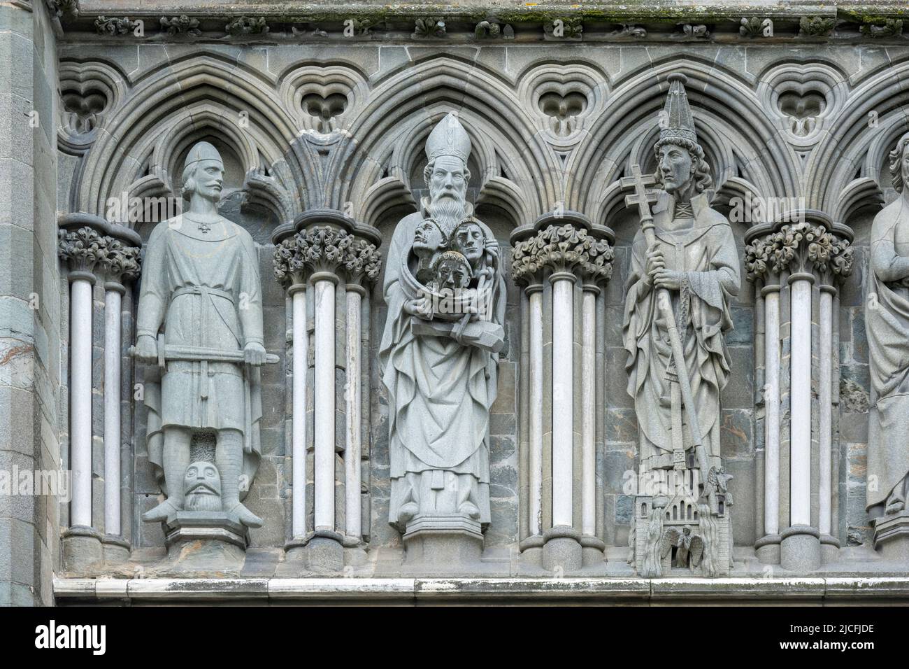 Norwegen, Trøndelag, Trondheim, Nidaros-Kathedrale, Skulpturen der Westfassade, von links Olav Tryggvason, Bischof Sigurd und St. Clement. Stockfoto