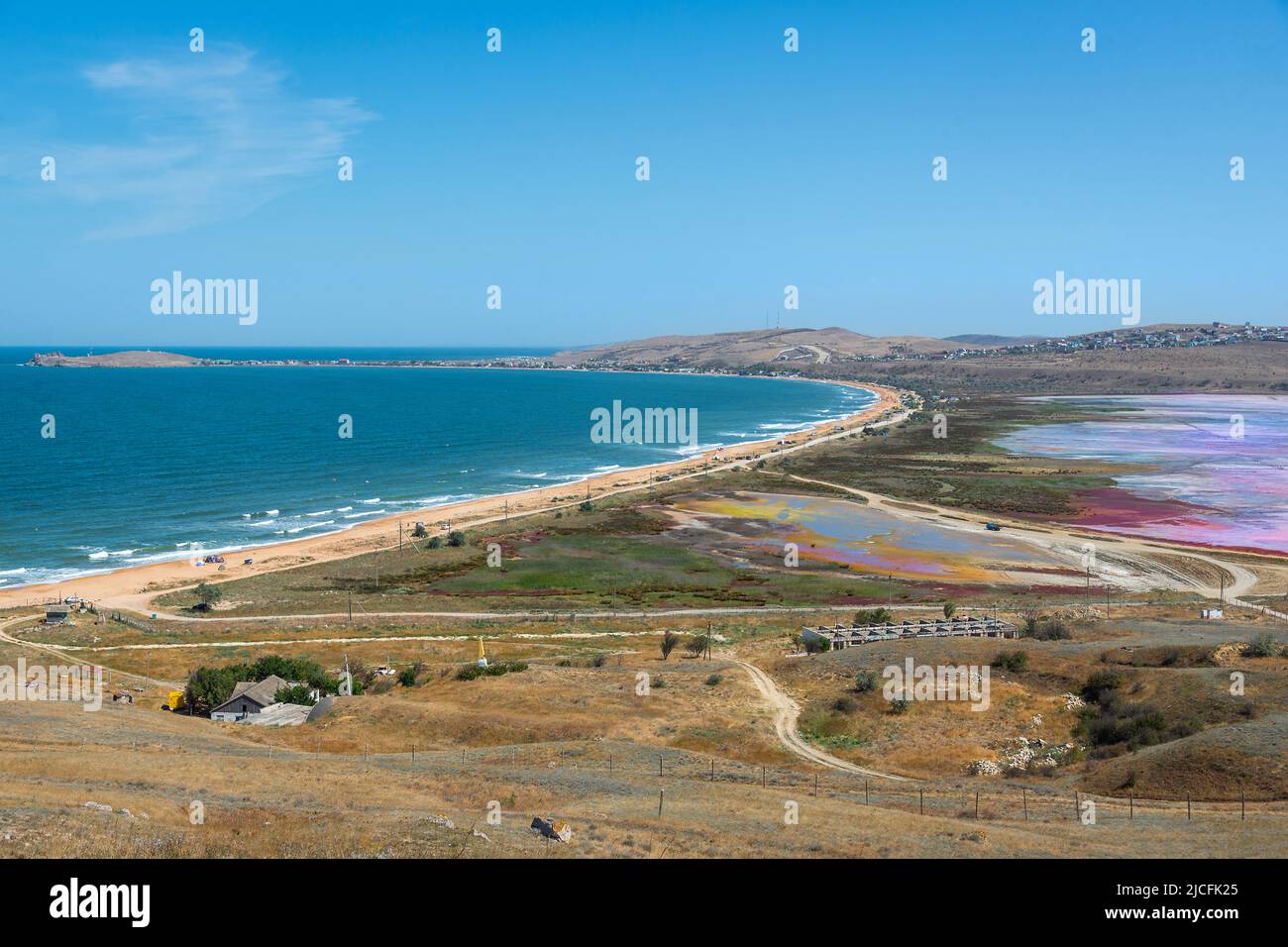 Salzig rosa See Chokrak in Krim. Chokrak Schlamm sind nützlich für die Behandlung von vielen Krankheiten, die mit dem Muskel-Skelett-System, Urologie, Dise verbunden sind Stockfoto