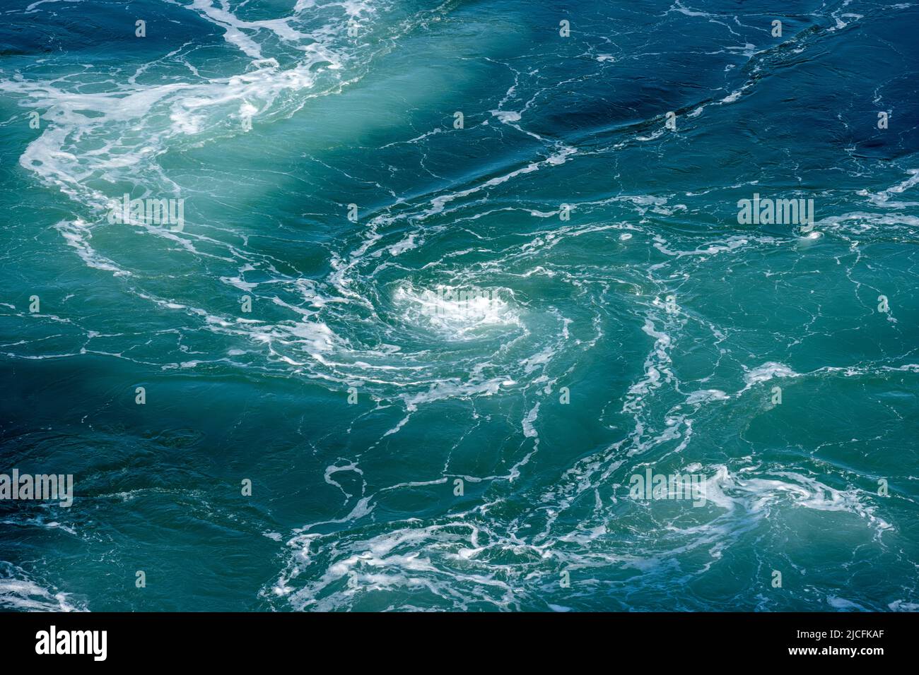 Norwegen, Nordland, Wasserwirbel im Meer. Stockfoto