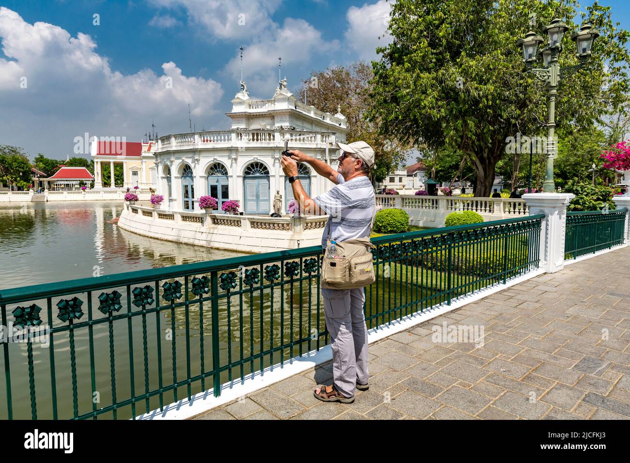 65-jähriger Tourist, der Fotos mit dem Smartphone macht, Bang Pa-in, Sommerpalast der königlichen Familie, Chao Phraya River, Phra Nakhon Si Ayutthaya Province, Thailand Stockfoto