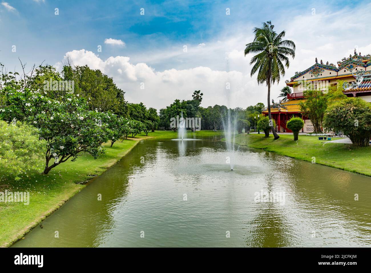 Park mit Brunnen und Frangipani Bäumen, Bang Pa-in, Sommerpalast der königlichen Familie, Chao Phraya Fluss, Phra Nakhon Si Ayutthaya Provinz, Thailand Stockfoto