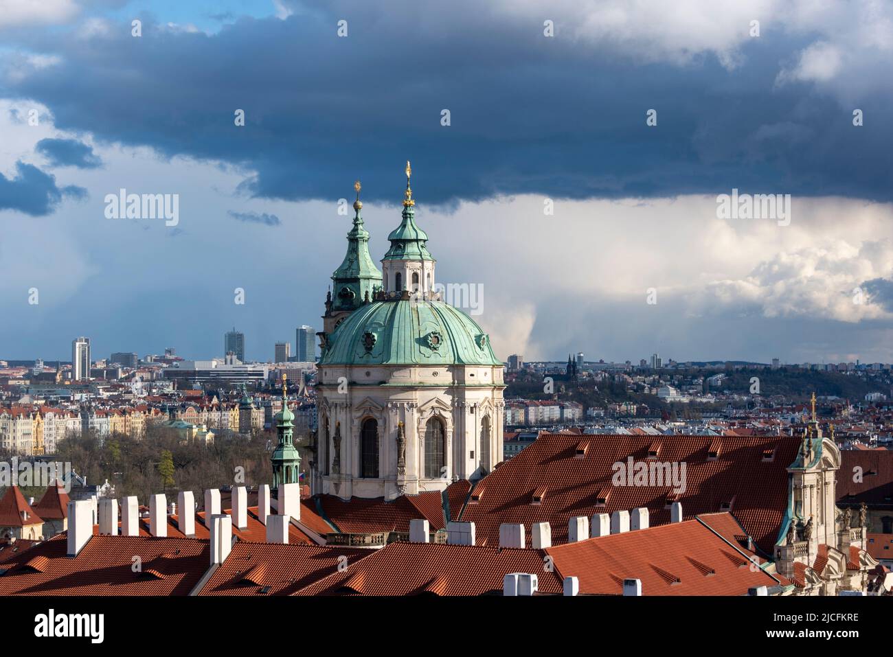 Große Wolken ziehen über die Nikolaikirche auf der Prager Kleinseite, Prag, Tschechien Stockfoto