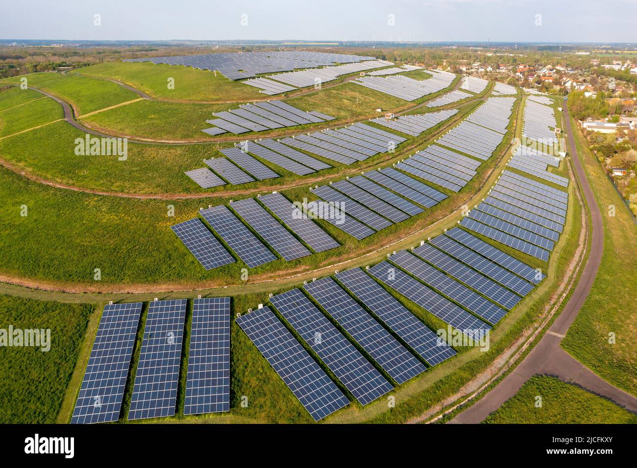 Solarpark auf einer ehemaligen Deponie, Magdeburg, Sachsen-Anhalt, Deutschland Stockfoto