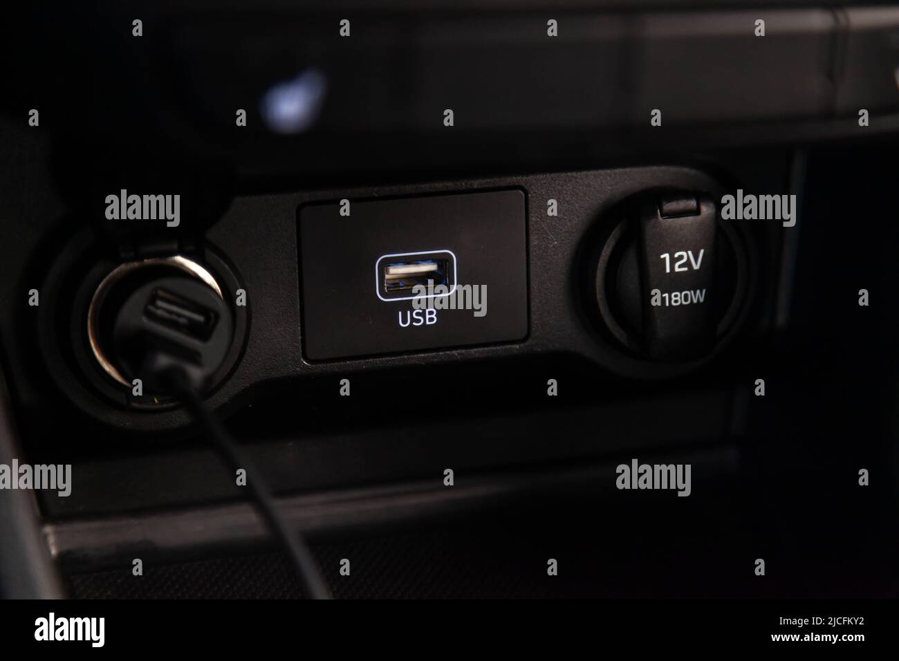 Steckdose und usb-Anschluss im Auto. 12-V-Buchse, drahtloses  Handy-Ladegerät, USB-Anschluss, AUX-Anschluss auf dem Armaturenbrett des  Autos Stockfotografie - Alamy