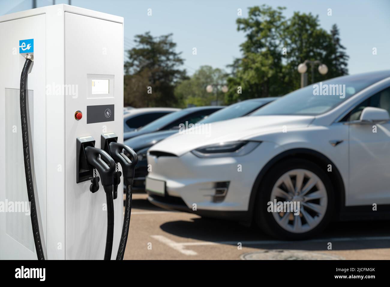 Elektroauto mit Ladestation. Stockfoto
