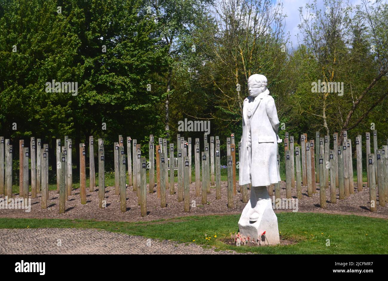 „Shot at Dawn“-Betonfigur eines jungen Soldaten mit verbundenen Augen und Holzpfosten im National Memorial Arboretum, Lichfield, Staffordshire, England Stockfoto