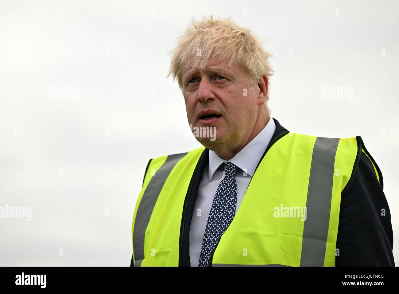Premierminister Boris Johnson während eines Besuchs bei Southern England Farms Ltd in Hayle, Cornwall, vor der Veröffentlichung des Weißbuches der britischen Regierung zur Lebensmittelstrategie, Cornwall. Bilddatum: Montag, 13. Juni 2022. Stockfoto