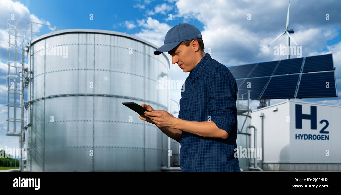 Ingenieur mit Tablet-Computer im Hintergrund der Wasserstofffabrik Stockfoto