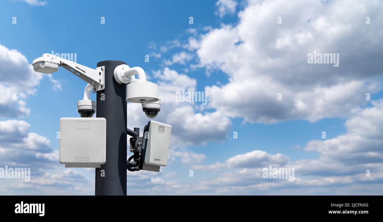 Überwachungskamera gegen blauen Himmel Stockfoto