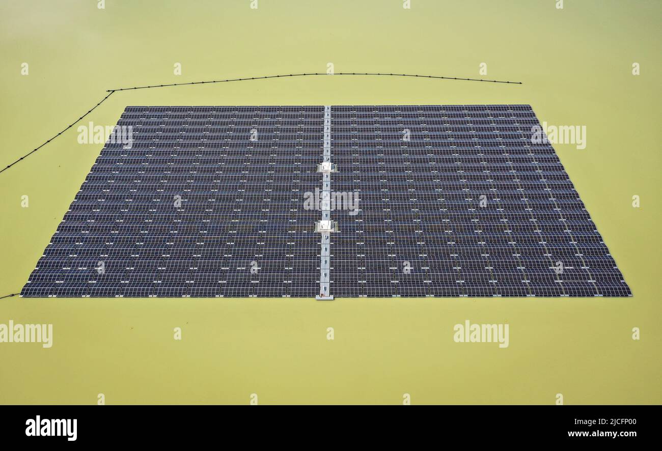 Haltern am See, Nordrhein-Westfalen, Deutschland - Deutschlands größter schwimmender Solarpark. 5 produzieren 800 Photovoltaikelemente jährlich 3 Millionen Kilowattstunden Strom aus Solarenergie. Stockfoto