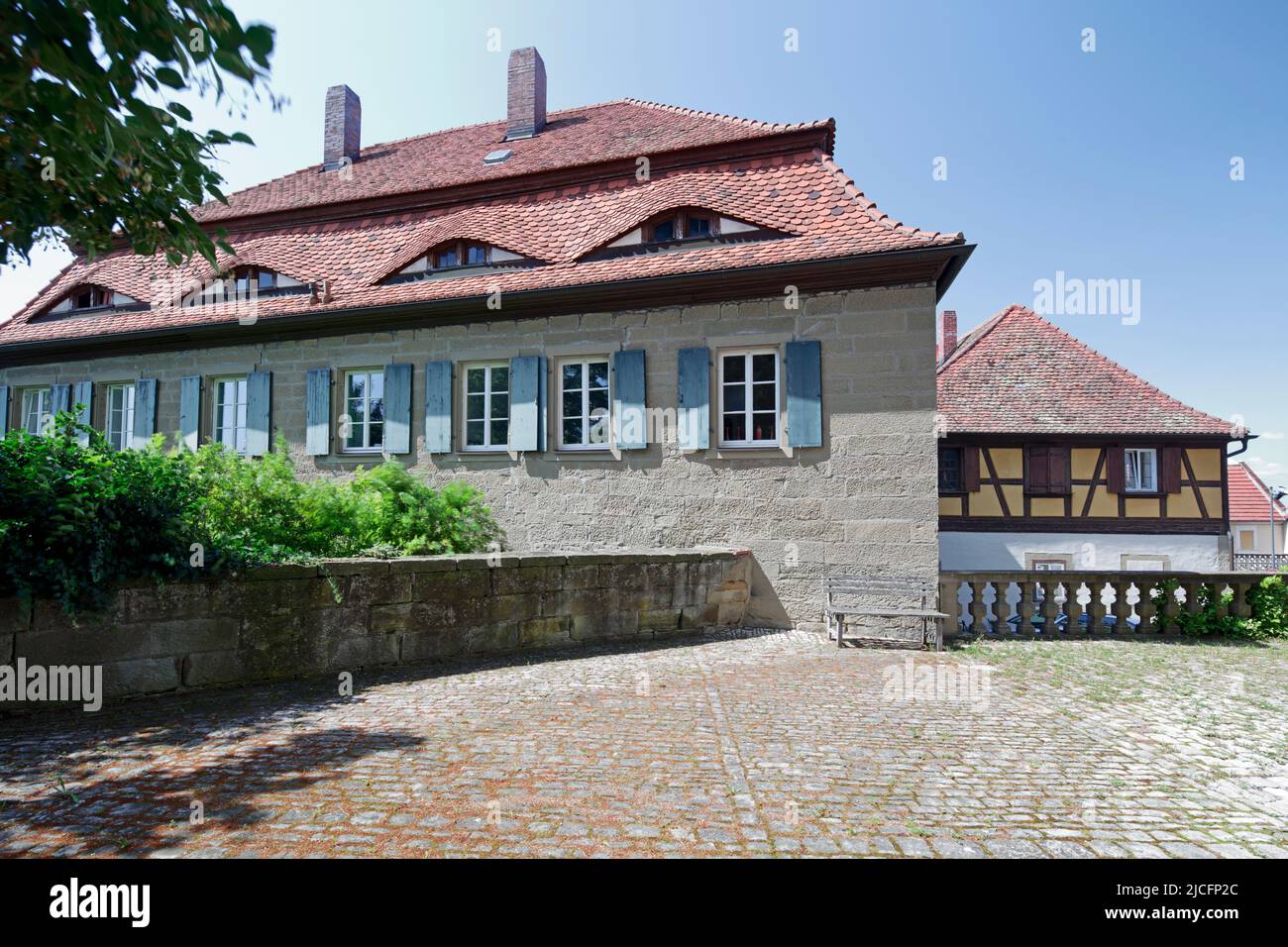 Ehemaliges Herrenhaus, Hausfassade, Halbzeitgestaltung, Blick auf das Dorf, Architektur, Castell, Franken, Bayern, Deutschland, Europa Stockfoto