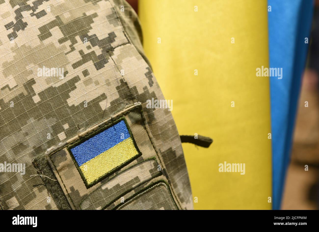 Streitkräfte der Ukraine. Ukrainischer Soldat. Ukrainische Armee. Ukrainische Flagge auf Militäruniform. Stockfoto