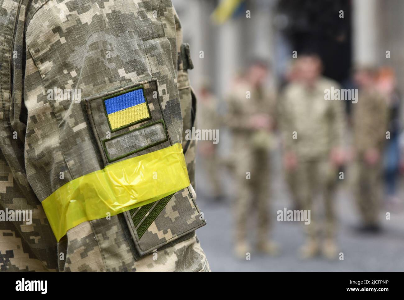 Streitkräfte der Ukraine. Ukrainischer Soldat. Ukrainische Armee. Ukrainische Flagge auf Militäruniform. Stockfoto