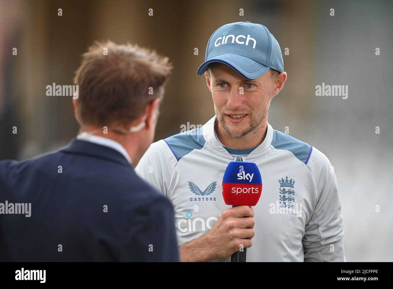 Joe Root aus England spricht mit Sky Sports Cricket Stockfoto