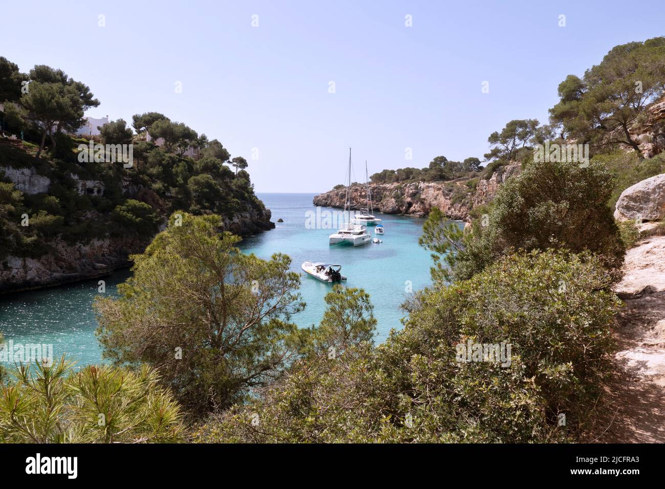 Idyllische Bucht Cala Pi auf Mallorca mit Booten vor Anker Stockfoto