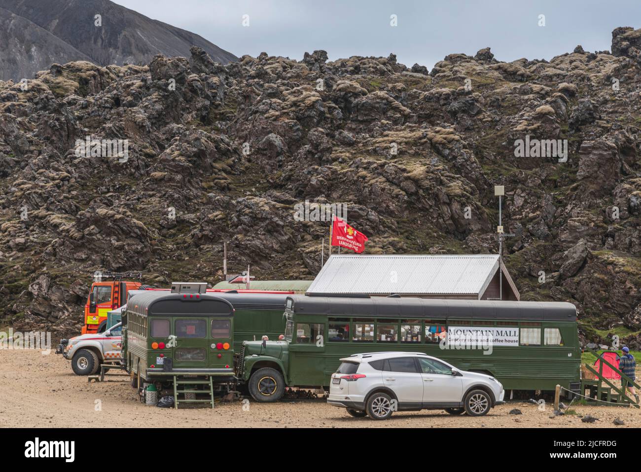 Der Laugavegur-Wanderweg ist die berühmteste mehrtägige Trekkingtour in Island. Landschaft aufgenommen aus dem Gebiet um Landmannalaugar, Ausgangspunkt des Fernwanderweges im isländischen Hochland. 'Mountain Mall' - kleiner Basismarkt im Bus. Stockfoto
