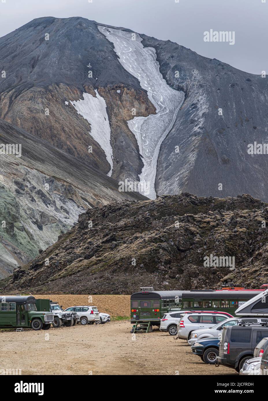 Der Laugavegur-Wanderweg ist die berühmteste mehrtägige Trekkingtour in Island. Landschaft aufgenommen aus dem Gebiet um Landmannalaugar, Ausgangspunkt des Fernwanderweges im Hochland Islands. Parkplatz. Stockfoto