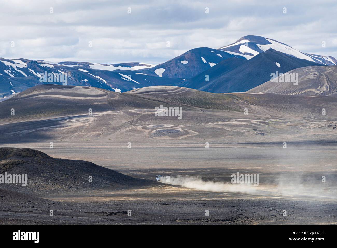 Der Laugavegur-Wanderweg ist die berühmteste mehrtägige Trekkingtour in Island. Landschaft aufgenommen aus dem Gebiet um Landmannalaugar, Ausgangspunkt des Fernwanderweges im Hochland Islands. Öffentlicher Bus von Reykjavik. Stockfoto